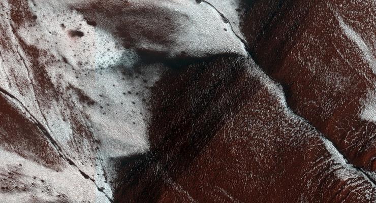 Льды Марса: NASA опубликовало уникальные фото Красной планеты