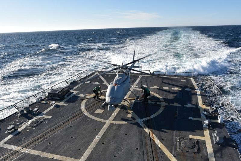 На палубу эсминца впервые посадили полноразмерный вертолет-беспилотник / navsource.org