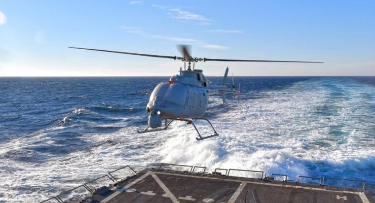 На палубу эсминца впервые посадили полноразмерный вертолет-беспилотник
