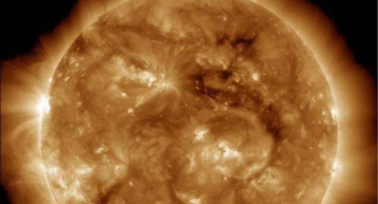 NASA показала огромную корональную дыру на Солнце