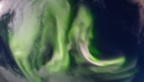 Российский фотограф снял на видео яркое северное сияние