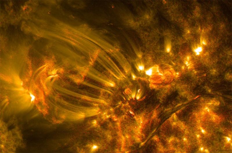 На Солнце произошла первая крупнейшая вспышка в 2015 году / nasa.gov