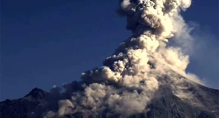 Дым и пепел: На видео сняли взрыв вулкана