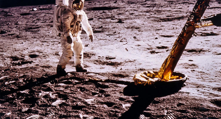 Луна в иллюминаторе и космическое селфи: 20 редких фотографий NASA