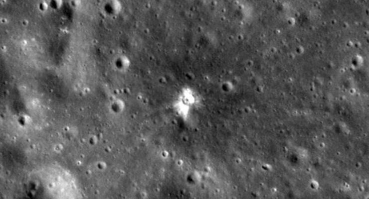 На Луне обнаружили свежий кратер от метеорита