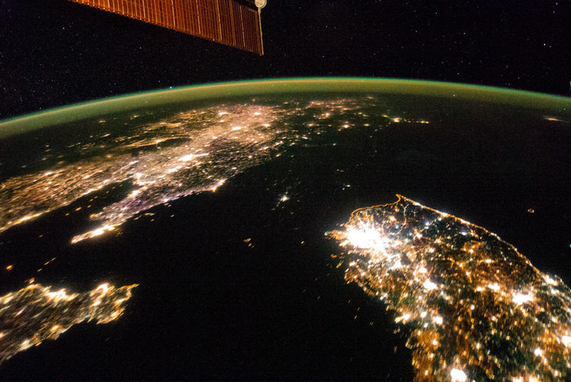 Мрак Северной Кореи и вид на молнии сверху: Лучшие фото Земли из космоса / NASA Earth Observatory
