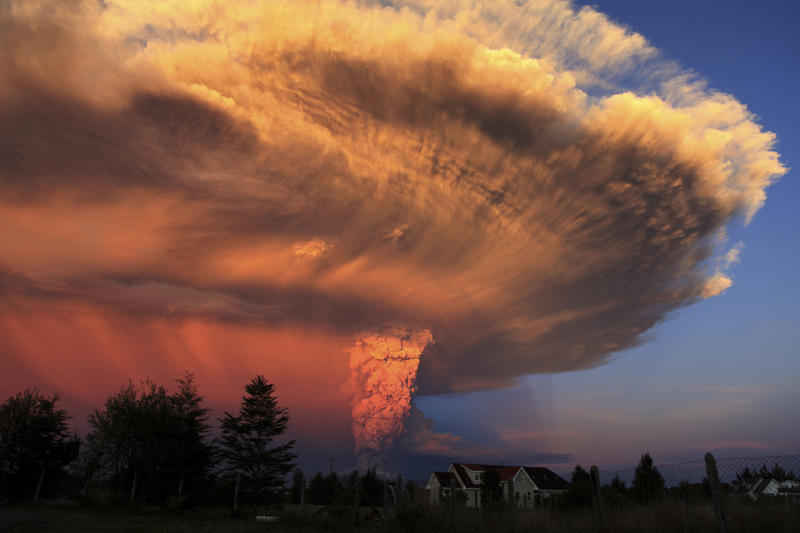 Пепел и дым: Последствия извержения вулкана в Чили / AP
