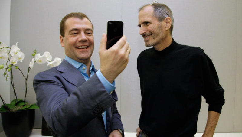 Медведев пришел к Путину на совещание с часами Apple Watch / AP
