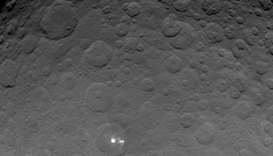 В НАСА получили самые четкие фото загадочных белых пятен на Церере