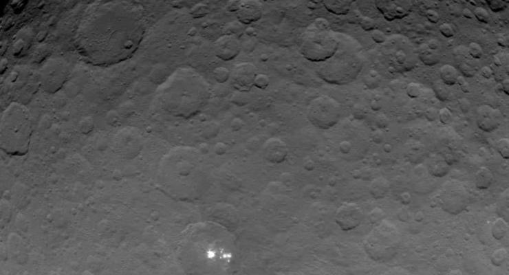 В НАСА получили самые четкие фото загадочных белых пятен на Церере