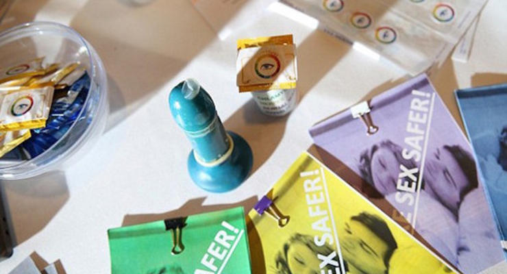 Британские подростки создали презерватив, которые светится от венерических инфекций