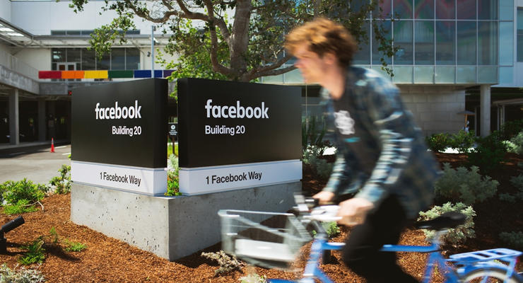 Дружелюбность и доступность: Facebook впервые за 10 лет сменил логотип