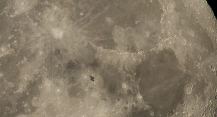 NASA сфотографировало, как МКС пролетает на фоне диска Луны
