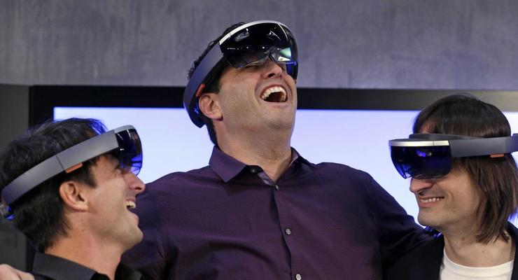 В Microsoft рассказали, когда выйдут очки дополненной реальности Hololens