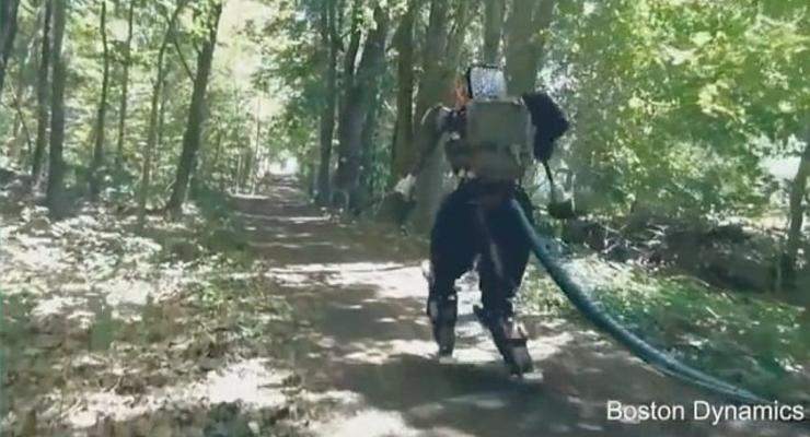 В Сети появилось видео двуногого робота, бегающего по лесу
