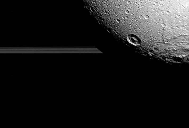 NASA показало прощальные фото четвертого спутника Сатурна / NASA
