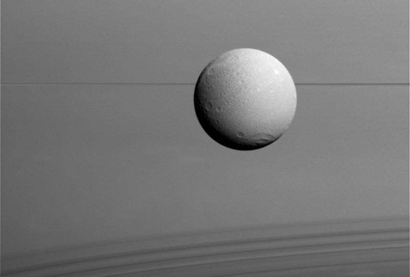 NASA показало прощальные фото четвертого спутника Сатурна / NASA