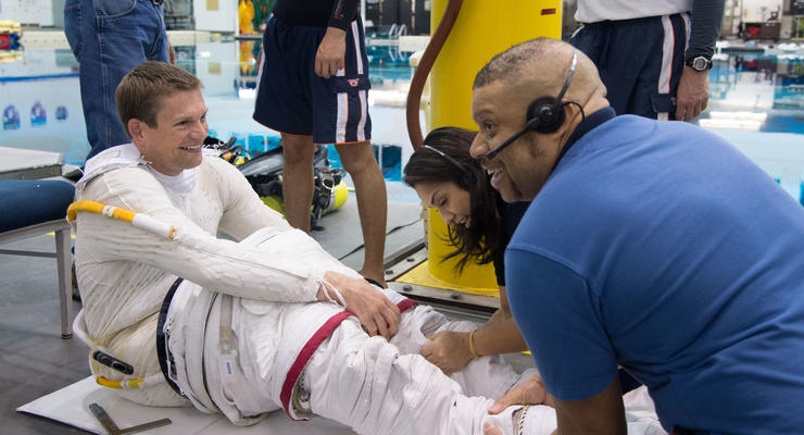 Ради науки: Астронавт побрил одну ногу, чтобы подключить электроды