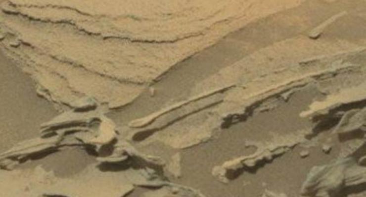 На Марсе разглядели летающую ложку (фото)