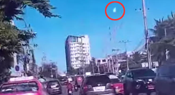 В Таиланде сняли на видео падающий на город метеорит