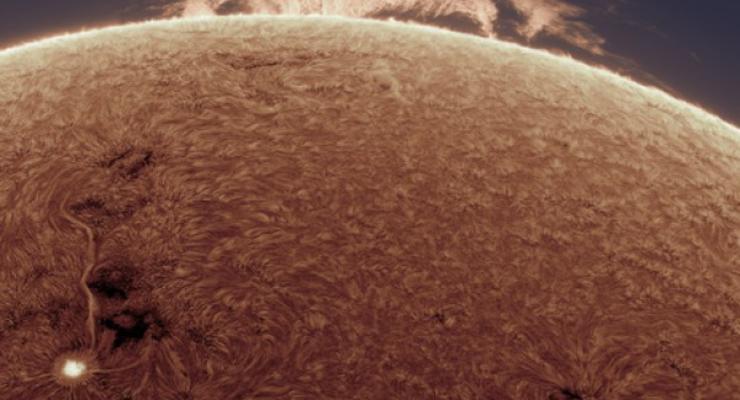 NASA показало "жуткое" фото солнечного протуберанца