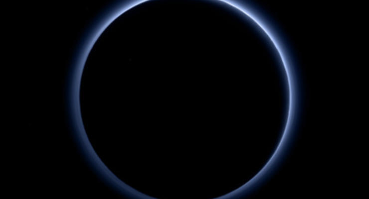 Над Плутоном обнаружено голубое небо, а на поверхности – замерзшая вода
