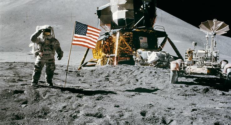 Из снимков лунной миссии Аполлон создали фильм