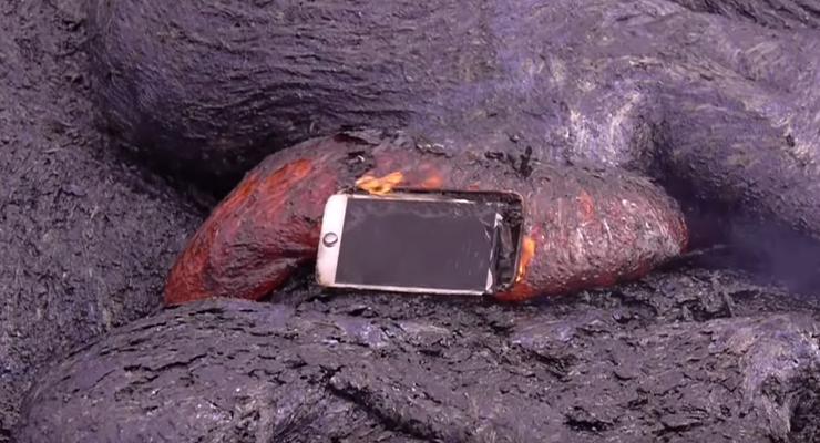 Огненный iPhone: Новый телефон Apple искупали в лаве