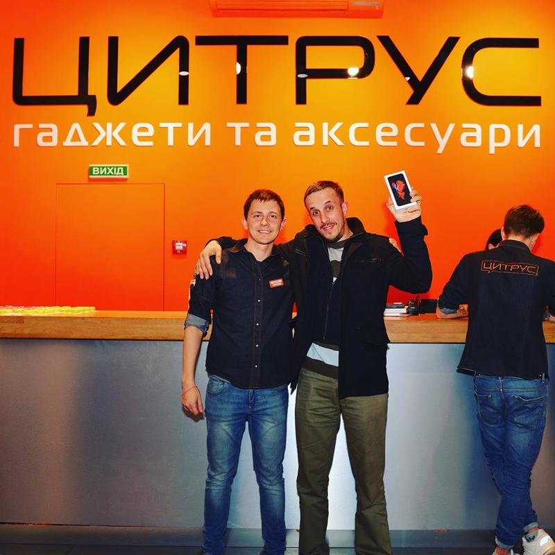 Украинцы начали раскупать официальные iPhone 6S еще ночью / facebook.com/citrus.ua