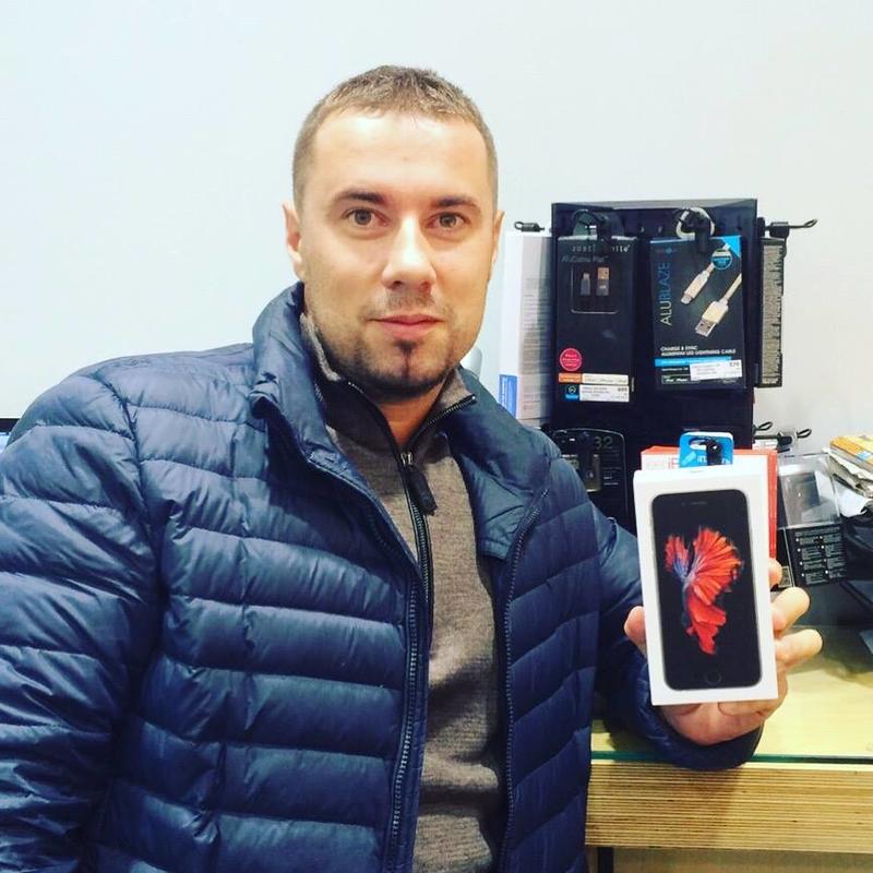Украинцы начали раскупать официальные iPhone 6S еще ночью / facebook.com/citrus.ua