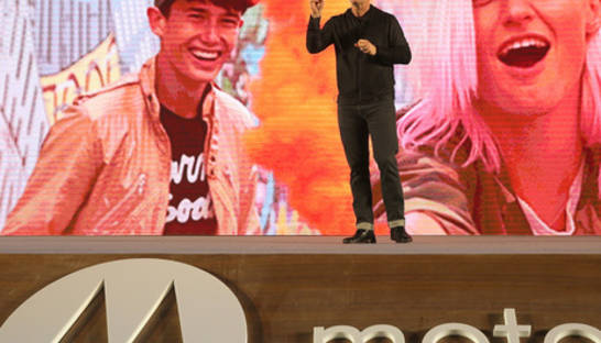 Motorola представила смартфон с небьющимся экраном