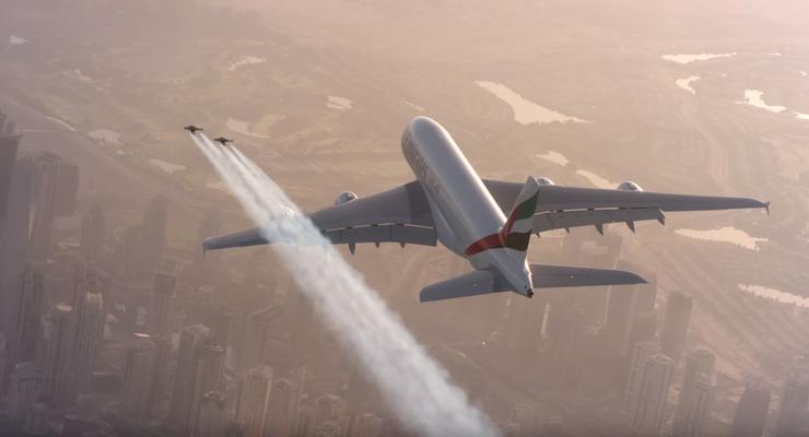 Экстремалы на реактивных ранцах пролетели рядом с Airbus A380