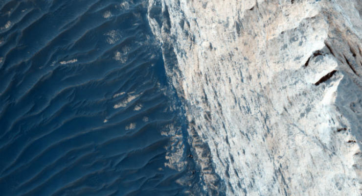 NASA показало снимок золотого каньона на Марсе