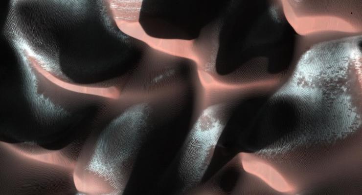В NASA показали движение дюн на Марсе