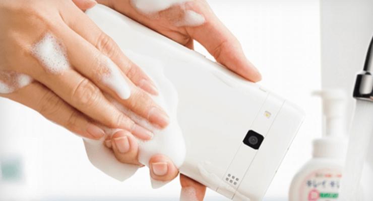 В Японии выпустили первый моющийся телефон