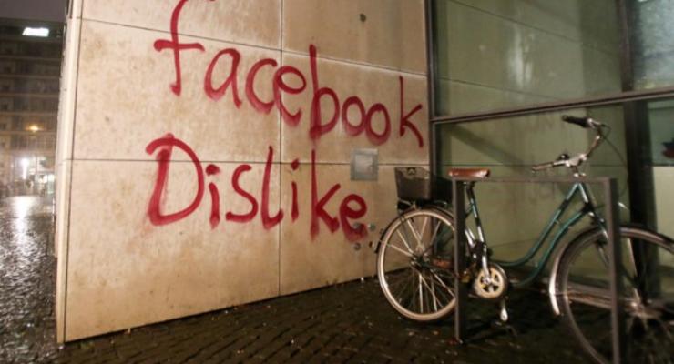 В Германии неизвестные напали на офис Facebook