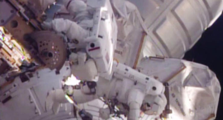 NASA показало внеплановый выход астронавтов МКС в открытый космос
