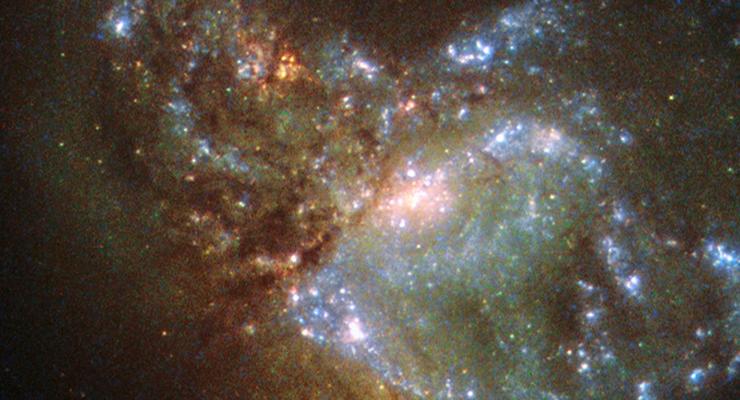 NASA показало слияние двух галактик в созвездии Геркулес