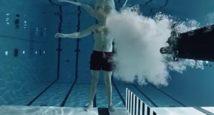 Физик выстрелил в себя под водой ради эксперимента