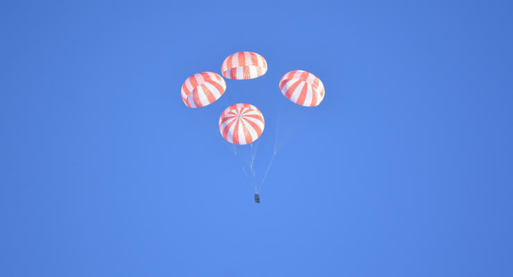 SpaceX протестировала космические парашюты