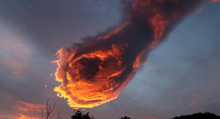 Сеть потрясла фотография "руки бога" в небе