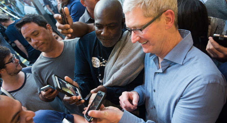 Главу Apple высмеяли за плохое фото на iPhone