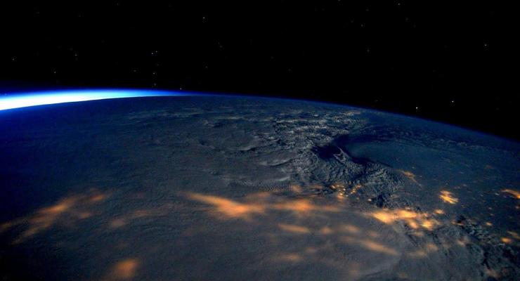 Гроза с орбиты: Астронавт заснял молнии с борта МКС