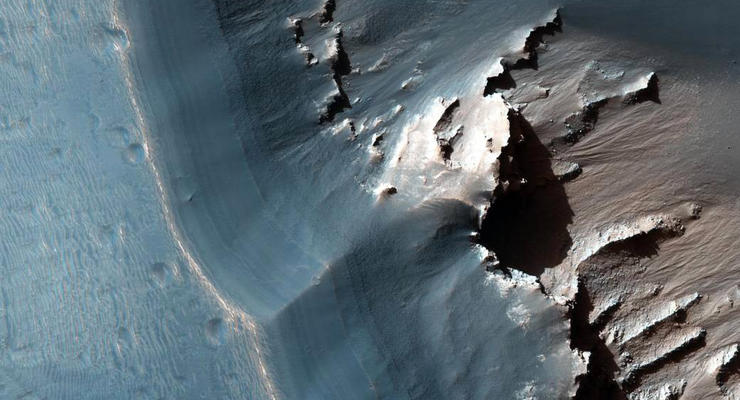 NASA показало фото лабиринта Ночи на Марсе