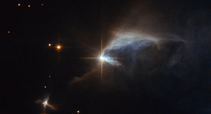 Бриллиант в облаке: Телескоп NASA получил красивый снимок молодой звезды
