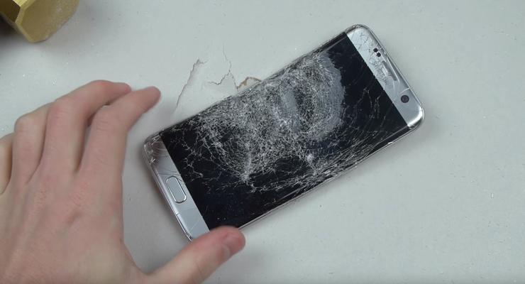 Смартфон вдребезги: Блогер разбил кувалдой Samsung Galaxy S7 edge