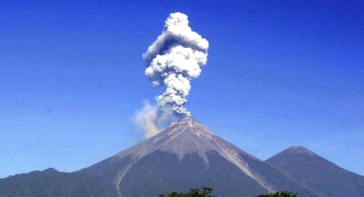 На видео засняли извержение вулкана в Эквадоре
