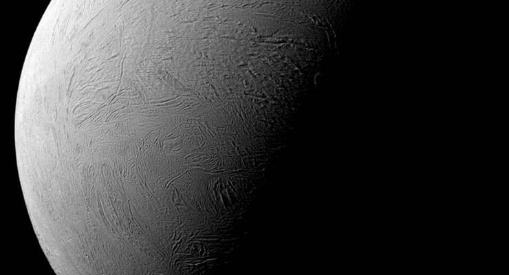 NASA показала "морщины" Энцелада - спутника Сатурна