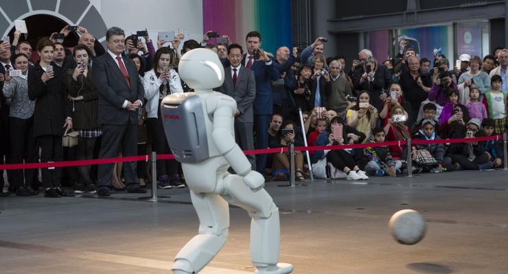 Японский робот попрыгал перед Порошенко на одной ноге