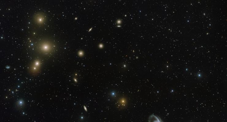 Каннибал и карлики: Астрономы сняли скопление галактик
